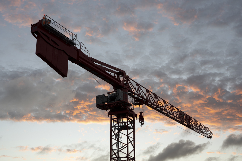 Grua com nuvens ao fundo