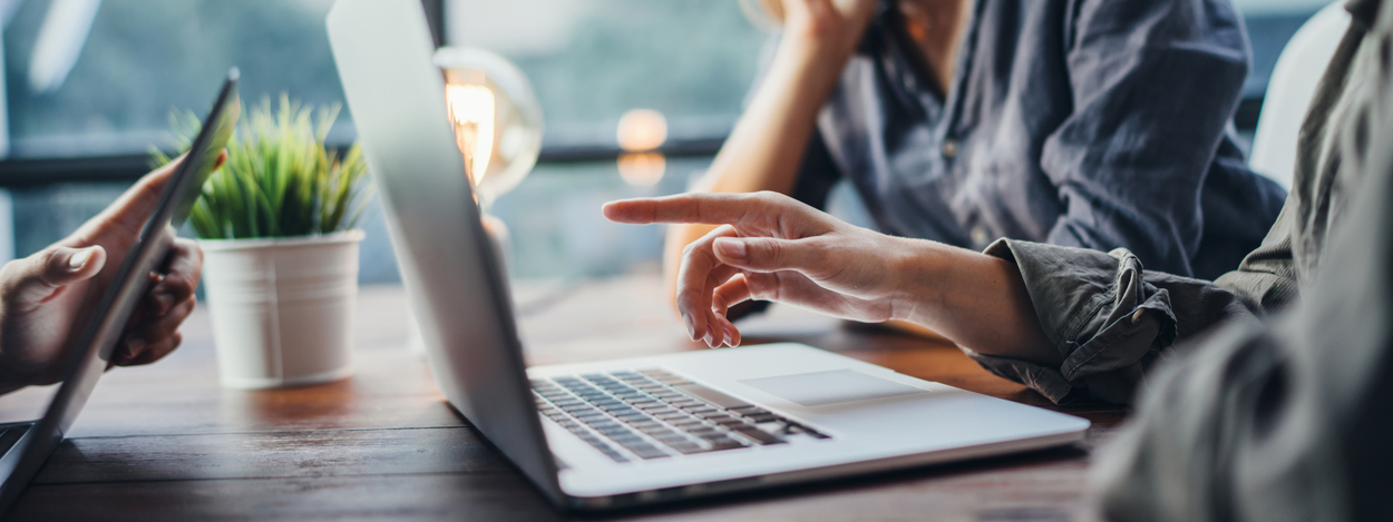 Pessoas trabalhando em um escritório