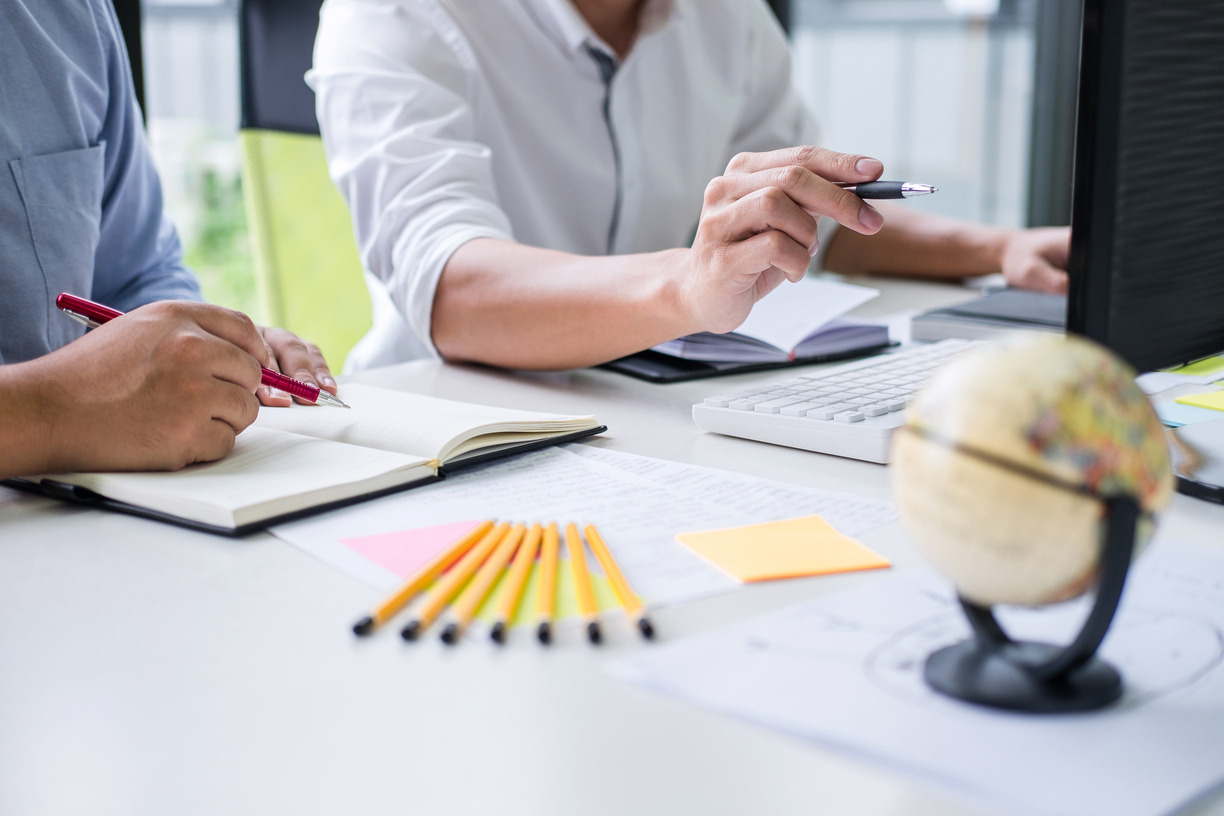 Pessoas trabalhando em um escritório