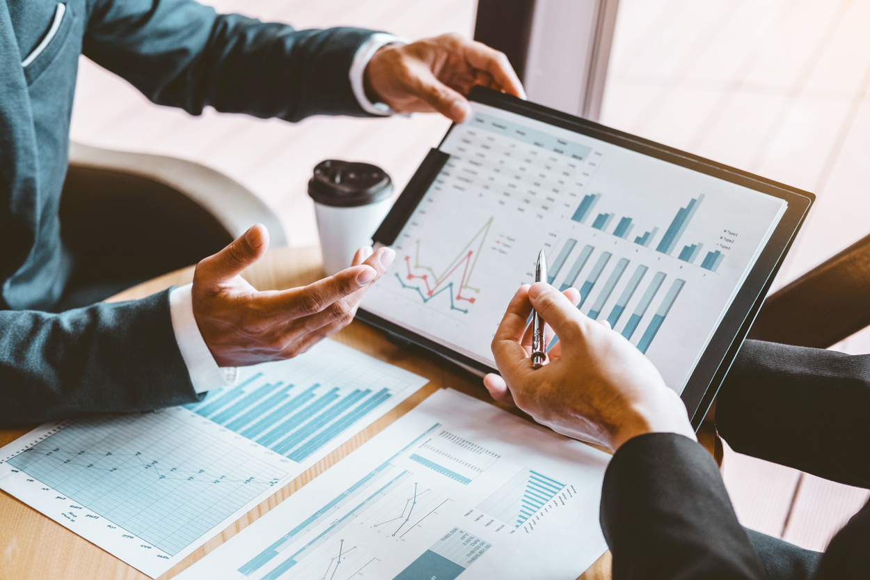 Pessoas trabalhando em um café