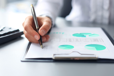 Pessoa trabalhando no escritório com uma planilha